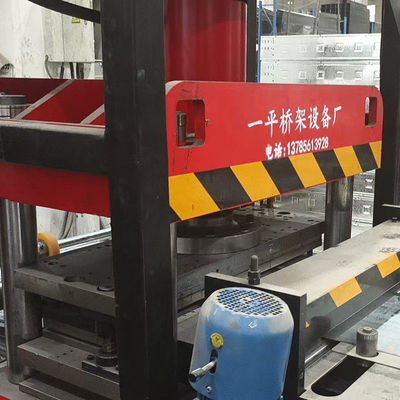 İyi bir fiyat. Hız 10-15m/Min Kablo Tepsisi Kapağı Makinesi 3KW Çelik Performansı için çevrimiçi