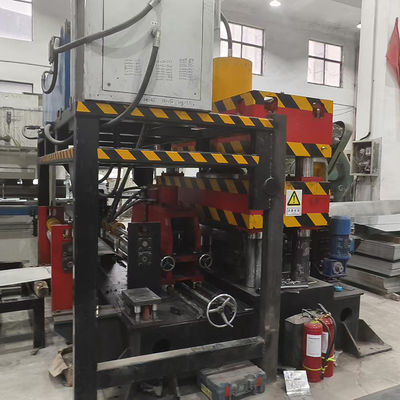 अच्छी कीमत तीन बीम और चार स्तंभ लेआउट केबल ट्रे उत्पादन लाइन 22kw बिजली वितरण के लिए ढाला गया ऑनलाइन