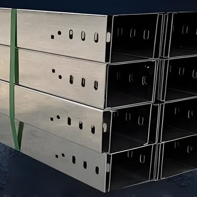 Giá tốt. 4 Slots 50mm Height Corrosion Resistant Slotted Cable Tray for Wall Mount Installation and Industrial Cable Management trực tuyến
