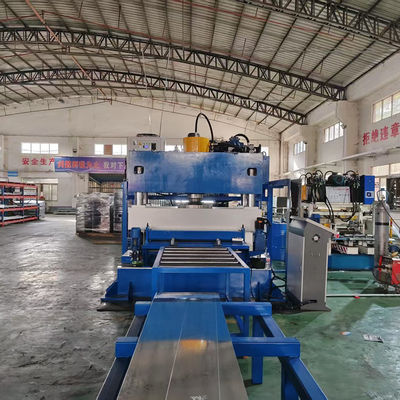 Un buon prezzo. Dimensioni diverse in una linea di produzione di vassoi per cavi pre-galvanizzati in linea